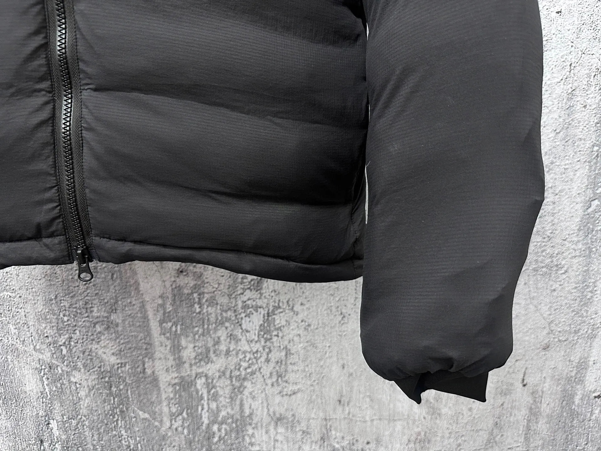 P840 [Canada Goose] Big Goose 5078 down jacket is different from the junk products in the market🗯️The same picture but different price means different versions ✅Don’t be fooled by the same copywriters and pirated picture gangs who mix and distribute high-luxury pictures at low prices. Once you receive it and compare the quality, you will know where the difference is. Don’t lie. Look for the terminal. I don’t guarantee that my products are the cheapest, but I definitely guarantee that they are worth every penny of your hard-earned money! Canada Goose down jacket top version, warm and cold-resistant, nice upper body effect, super lightweight, size: XS-XL